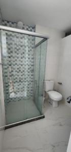 Et badeværelse på Duplex novo e mobiliado em Vilas + 3 billeder