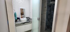 Et badeværelse på Duplex novo e mobiliado em Vilas