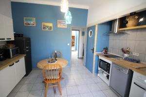 Η κουζίνα ή μικρή κουζίνα στο gîte les2minettes au bout de la rue à 600m c'est la mer ! +25 φωτογραφίες
