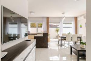 una cucina e una sala da pranzo con tavolo di Apartment with private Swimming pool a Trogir
