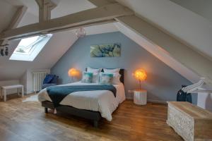 Postel nebo postele na pokoji v ubytování O'Myosotis - 400m Centre Historique - Parking Gratuit - Piscine et Jardin