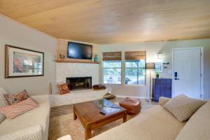 Una sala de estar con un sofá y una chimenea. en Secluded Getaway on about 10 Acres in The Piney Woods!, en Winnsboro