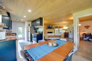una cocina y una sala de estar con una mesa en una caravana en Secluded Getaway on about 10 Acres in The Piney Woods!, en Winnsboro