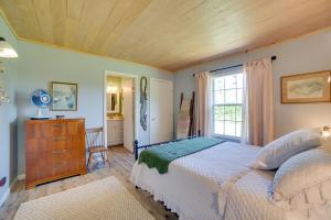 Un dormitorio con una cama grande y una ventana. en Secluded Getaway on about 10 Acres in The Piney Woods!, en Winnsboro