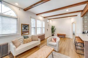 un soggiorno con un divano e un tavolo di 1 Mi to Arts District Modern Hyattsville Hideaway a Hyattsville