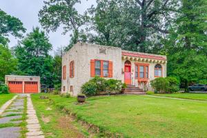 una casa con una porta rossa e un cortile di 1 Mi to Arts District Modern Hyattsville Hideaway a Hyattsville