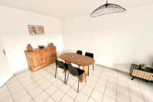 Khu vực ghế ngồi tại Apartment - Close to Tramway