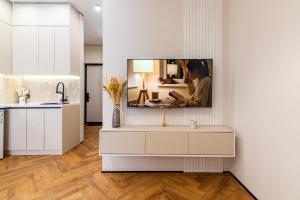 Kuchyň nebo kuchyňský kout v ubytování Яркая уникальная квартира в ЖК Meridian Apartments