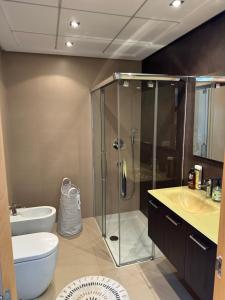 a bathroom with a shower and a toilet and a sink at Triplex 4 Bed Penthouse Sea Views Casa Privee - Lux Four bed Two bath Terraces & Balconies in Puerto de Sagunto +44 photos