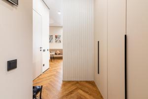 TV a/nebo společenská místnost v ubytování Яркая уникальная квартира в ЖК Meridian Apartments