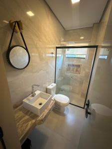 a bathroom with a toilet and a sink and a shower at Apartamento Prime 02 in Palmas