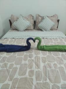 Dos cisnes haciendo un corazón en una cama en Bethel Woods - Thekkady, en Thekkady