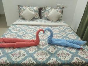Dos paraguas formando un corazón sobre una cama en Bethel Woods - Thekkady, en Thekkady