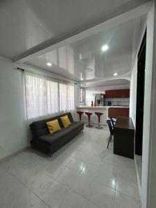 a living room with a couch and a table at Apartamento Céntrico y cómodo en Cali in Cali