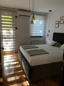 Postel nebo postele na pokoji v ubytování Apartman Darvin / Lux