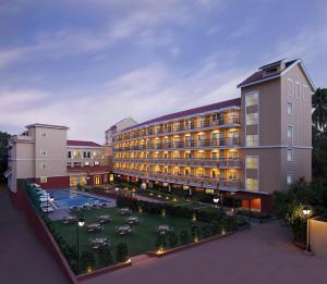 卡兰古特ibis Styles Goa Calangute - An Accor Brand的 ⁇ 染一个有码头的酒店