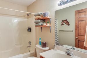 Ένα μπάνιο στο Great Cacapon Mtn Cabin with Private Hot Tub and Views +22 φωτογραφίες