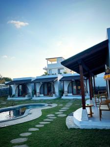 a villa with a swimming pool and a house at The Mahatama Uluwatu in Uluwatu +25 photos