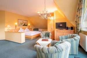 Una habitación de hotel con una cama y dos sillas. en Schwalbennest, en Willingen