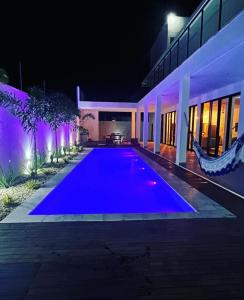 ein Swimmingpool vor einem Haus bei Nacht in der Unterkunft Villa Di Lucca in Prea