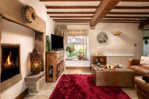 Un televizor și/sau centru de divertisment la Heather Cottage