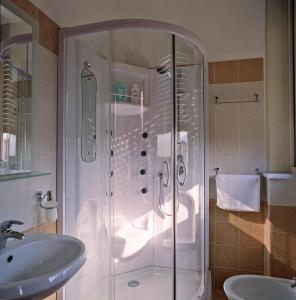 un baño con ducha y lavabo en Sky Sleeping, en Palermo