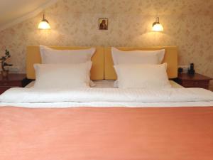 リヴィウにあるEney Budget Three-Room Apartmentの部屋にある白いシーツと枕が置かれたベッド +6枚の写真