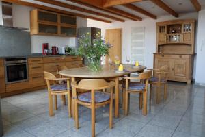 Kuchyň nebo kuchyňský kout v ubytování Apartment Dachgalerie 110 m2