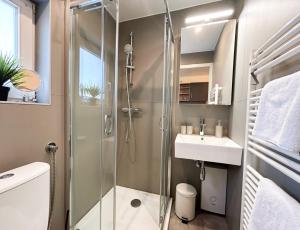 ein Badezimmer mit Dusche und Waschbecken in der Unterkunft Bungalow Strandlicht im Seebad Bansin in Heringsdorf