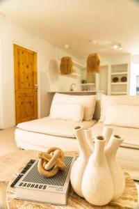 een kamer met twee bedden en twee vazen op een tafel bij Nusa B in Jan Thiel