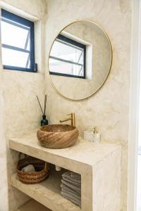 een badkamer met een wastafel en een spiegel bij Nusa B in Jan Thiel