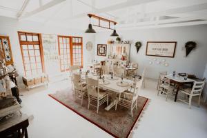 a dining room with a table and chairs at Tuis Guest House and Coffee Shop in Meyerton