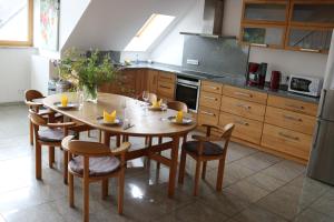 Kuchyň nebo kuchyňský kout v ubytování Apartment Dachgalerie 110 m2