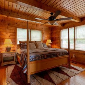 sypialnia z łóżkiem i wentylatorem sufitowym w obiekcie Gorgeous Views! New Hot Tub~Game Room~3 King Beds w mieście Park Settlement