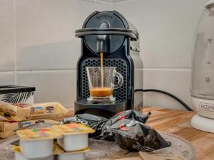 un frullatore appoggiato su un tavolo con una bevanda dentro di 2 Suite Matrimoniali - 2 Bagni - Self Check-In a Torino