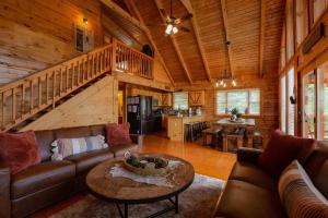 salon z kanapą i stołem w obiekcie Gorgeous Views! New Hot Tub~Game Room~3 King Beds w mieście Park Settlement