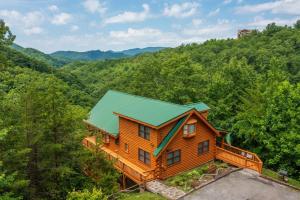 widok na górską chatę w górach w obiekcie Gorgeous Views! New Hot Tub~Game Room~3 King Beds w mieście Park Settlement