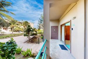 サン・ペドロにあるSuite B101 at Mara Laguna Gold Standard Certifiedのヤシの木の家の玄関