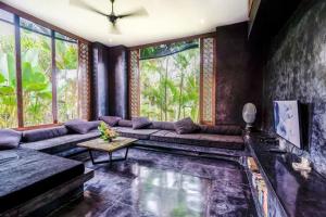 TV a/nebo společenská místnost v ubytování Spacious villa in Kabupaten Tabanan with sea view