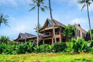 Zahrada ubytování Spacious villa in Kabupaten Tabanan with sea view