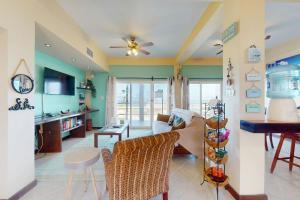 una sala de estar con un sofá y una mesa en Suite D201 at Mara Laguna Gold Standard Certified, en San Pedro