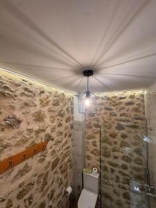 Bilik mandi di TSAGARIKO ROOMS - The old shoemaker's shop of the village