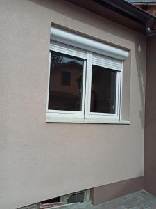 a window on the side of a house at Smeštaj Daca in Zaječar