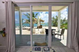 ein Wohnzimmer mit Blick auf den Strand in der Unterkunft The Sunrise at Cottages in Sand Bluff