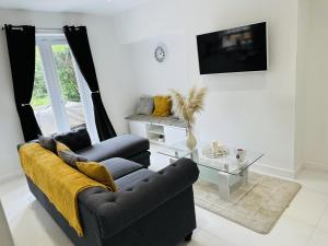 Et opholdsområde på Spacious 3BR House - Hot Tub - Near Castle, National Justice Museum, Lace Market - Free WiFi & Parking - Sleeps 6