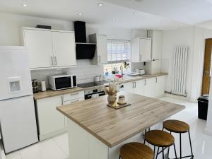 Køkken eller tekøkken på Spacious 3BR House - Hot Tub - Near Castle, National Justice Museum, Lace Market - Free WiFi & Parking - Sleeps 6