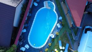 an overhead view of a swimming pool at a resort at Hypnotic Boutique Pitesti in Piteşti
