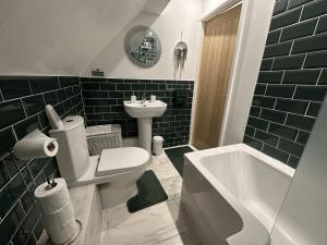 Et badeværelse på Spacious 3BR House - Hot Tub - Near Castle, National Justice Museum, Lace Market - Free WiFi & Parking - Sleeps 6