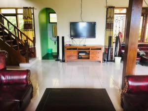 Μια τηλεόραση ή/και κέντρο ψυχαγωγίας στο 2K Villa Cisarua by Savana Haven Indonesia