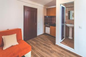 A kitchen or kitchenette at David apartments and rooms